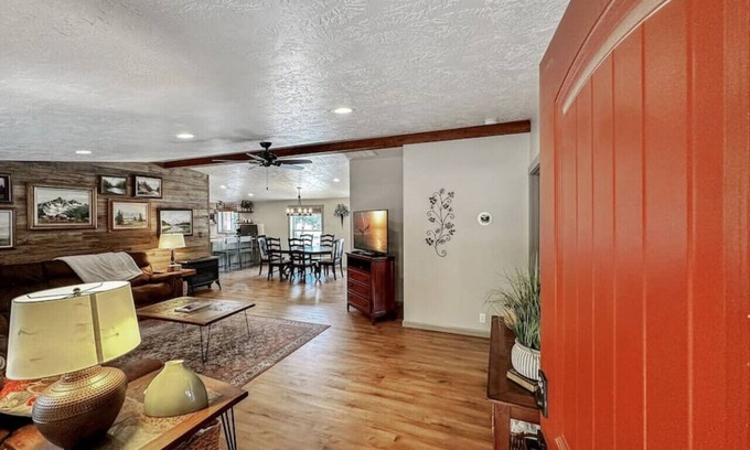Cascade Apartamento | Fun Modern Cabin Near Clear Creek Station