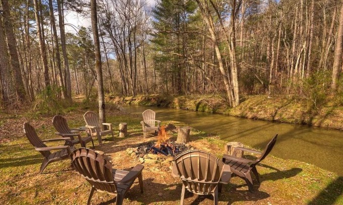 Ellijay Cabina | Clear Creek Sits on the Creek, Hot Tub, Fire Pit and Pool Table!