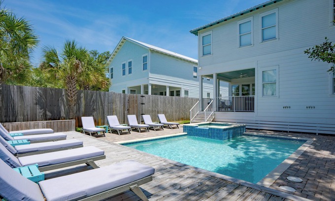 Crystal Beach Casa | Clear Sky by AvantStay | Sleeps 20 | 5 Minute Walk to the Beach + Private Pool