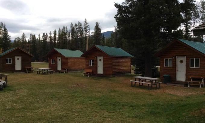 West Glacier Cabina | Clear Sky Resorts Deluxe Cabin