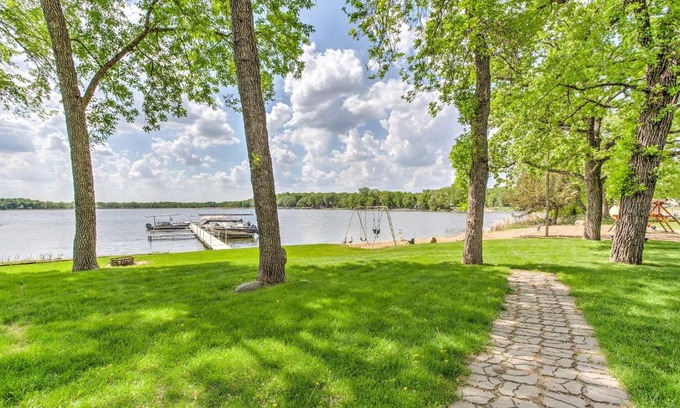 Annandale Casa | Clearwater Lake Getaway with Shared Pool and Boat Dock