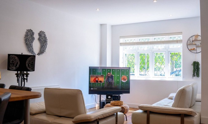 London Borough of Bromley Casa | Cleave House -3bed/2bath with Garden Stunning Holiday/Contractor Accommodation
