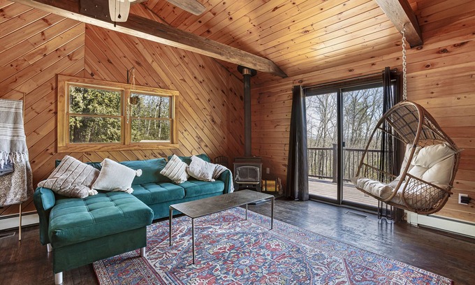 Mount Marion Casa | Cleo’s Cabin: Private Retreat with Fenced Dog Run