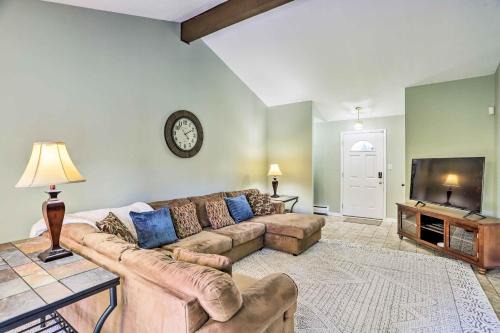 Parma Casa | Cleveland Area Home with Yard about 12 Mi to Dtwn!