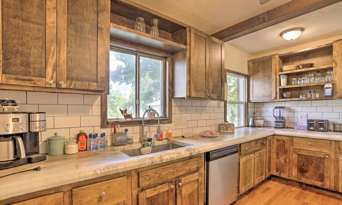 Garfield Heights Casa | Cleveland Area Home w/ Deck < 10 Mi to Dtwn!