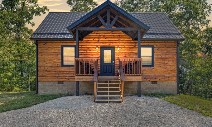 Rogers Cabina | Cliff Haven at Red River Gorge 2-bedroom cabin with WiFi, AC, Fire Pit, Hot Tub