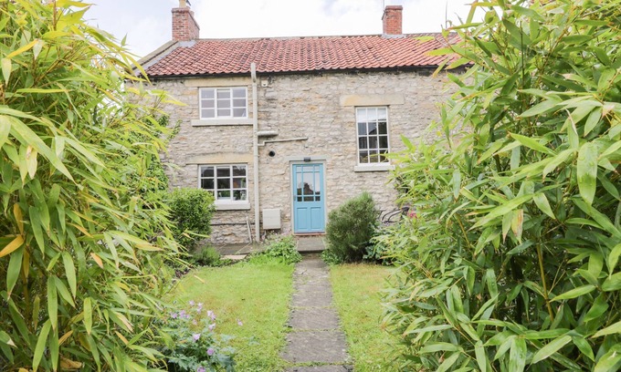Helmsley Cabaña | CLIFF HOUSE, family friendly, character holiday cottage in Helmsley