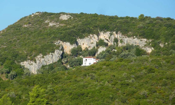 Kali Vrysi Casa | Cliff House: Hogar moderno único con casa de invitados y vistas panorámicas al mar