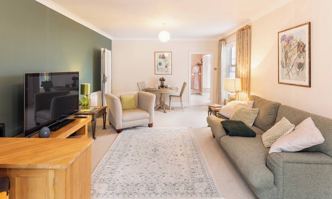 Lyme Regis Cabaña | Cliff View Cottage looking out to sea with garden