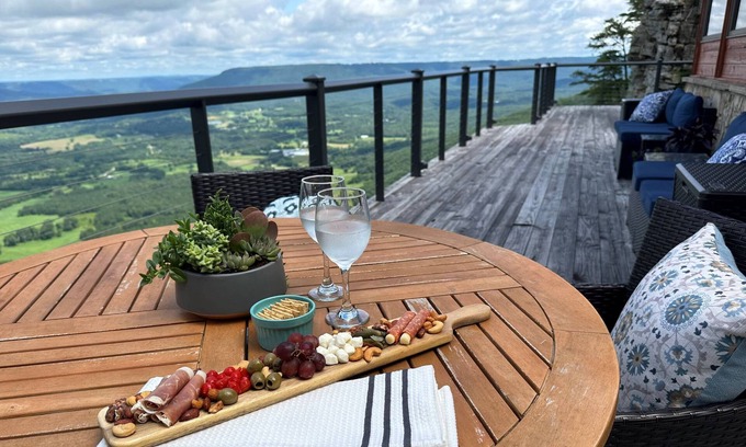 Menlo Cabina | Cliffside 1BR Cabin | Unique | Luxury | Romantic | Modern | Hot Tub & Stunning Views | Lookout Mtn