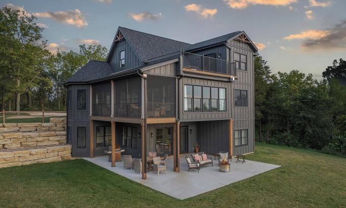 Elizabeth Casa | Cliffside Cottage, Private Pond, 50 acres w/ Breathtaking views near Galena, IL
