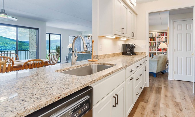 Canandaigua Condominio | Cliffside Sunrise: "Gorgeous Canandaigua Lake Views!"