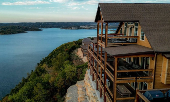 Kimberling City Casa | Cliffwater: Private Indoor Pool, 2 Hot Tubs, Outdoor Pool Table and Ping Pong