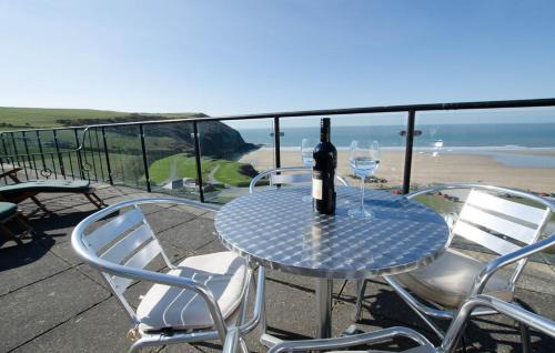 Putsborough Apartamento | Clifton Court Apt 15 with Indoor Heated Pool