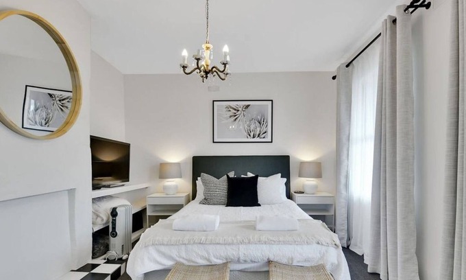 Orange Casa | Clinton Cottage - 1860s Heritage Home, Walk to CBD