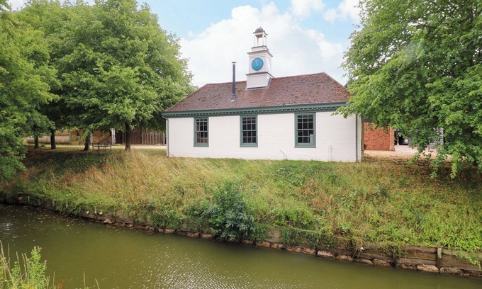 Stowmarket Cabaña | CLOCK TOWER, pet friendly, with open fire in Stowupland