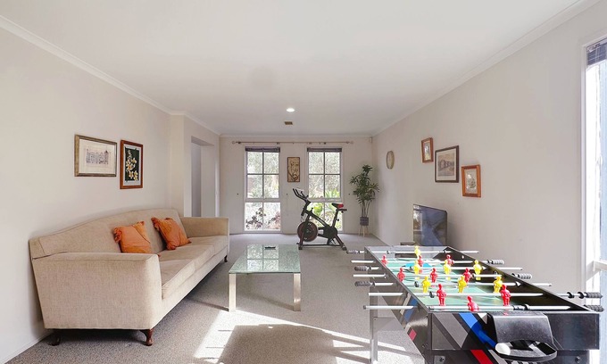 Hillside Casa | Close to Airport & Mel CBD/Organ Pipes National Park/Fig