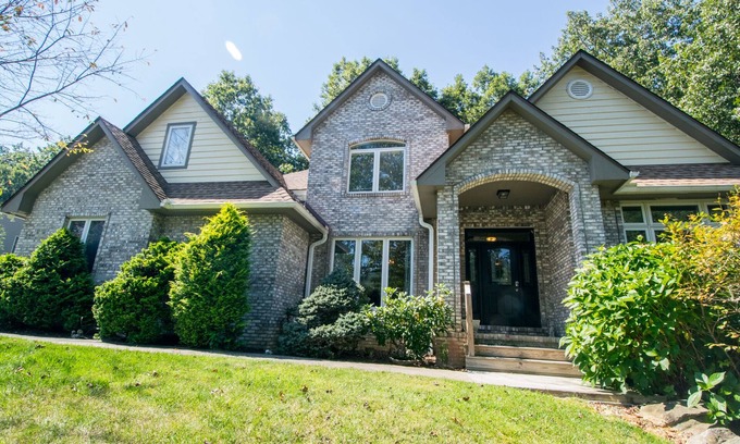 Skyland Casa | Close to Asheville-Family Home, Dog Frndly, Hot Tub, Deck, 5BR/3.5 Bath, Game Rm