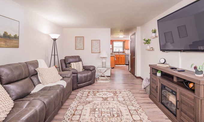 Bellevue Casa | Close to Aurora Hospital- Short drive to Lambeau