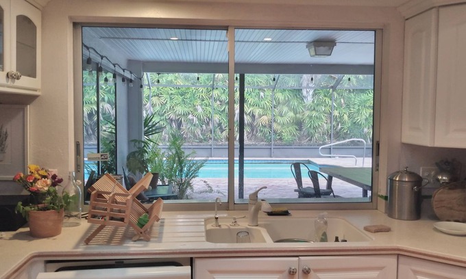 South Sarasota Casa | Close to beach and downtown - large caged pool