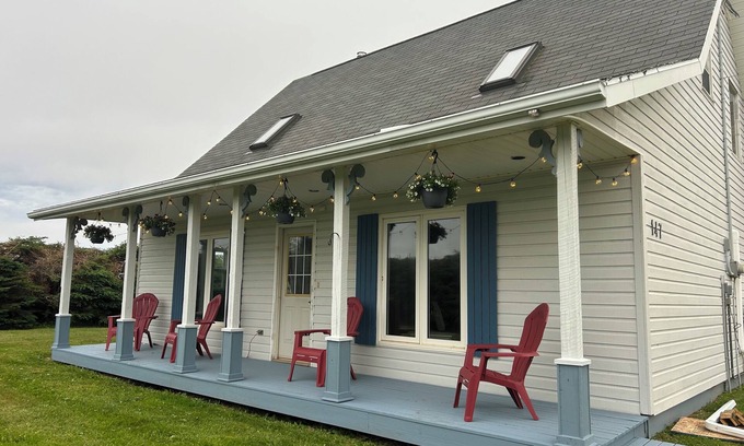 Souris Cabaña | Close to Beach and Town of Souris. Quaint cottage with lovely log cabin feel.