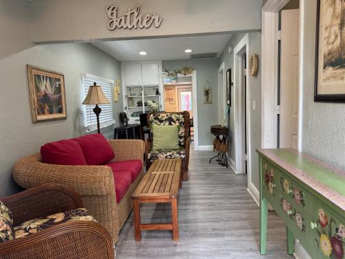 Lake Worth Casa | Close to Beach Key West Style House Fenced Backyard Deck Grill Firepit