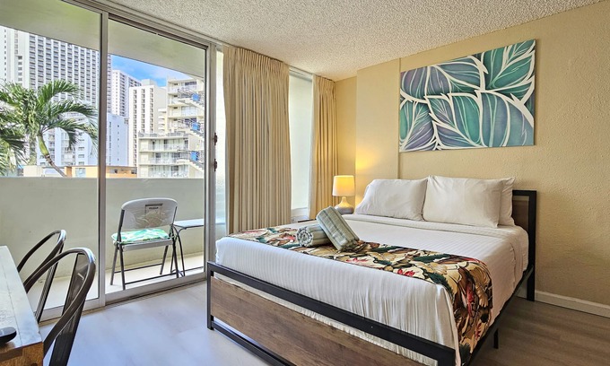 Waikiki Apartamento | ⛱ Close to Beach Queen Studio with Balcony & Pool- Waikiki Grand Hotel®