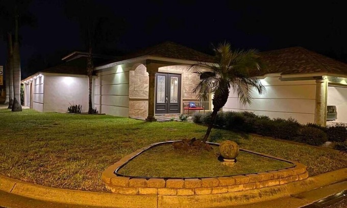 Brownsville Casa | Escapada Elegante: Camas King y Queen con Oasis de Piscina de Agua Salada