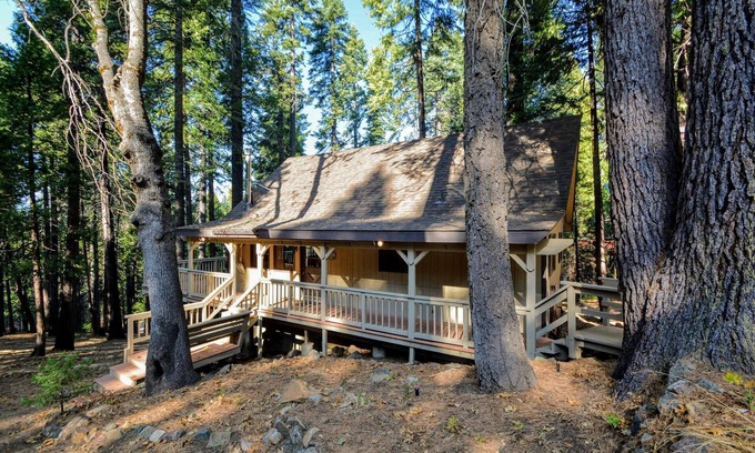 Camp Connell Cabina | Close to Bear Valley Ski Resort, Big Trees State Park, Hiking trails, and Lakes.