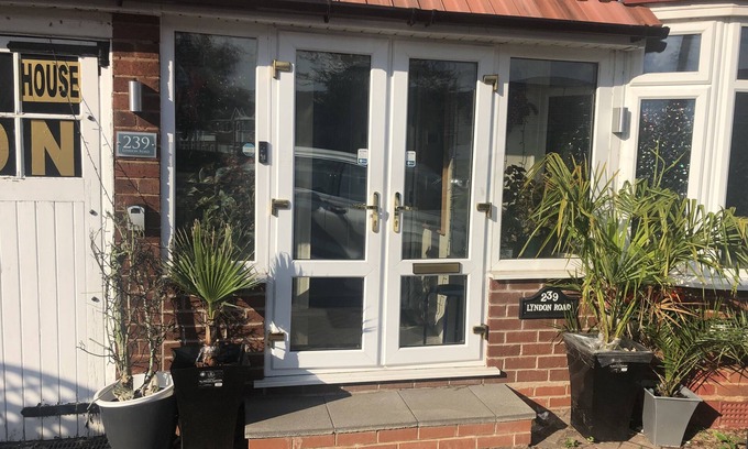 Olton Cama Y Desayuno | Close to Birmingham airport, NEC, Train Station, City Centre Restaurants Shops