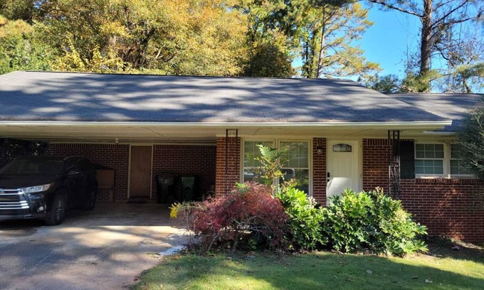 North Decatur Casa | CLOSE to CDC, VA & EMORY Private Room with Shared bath bath