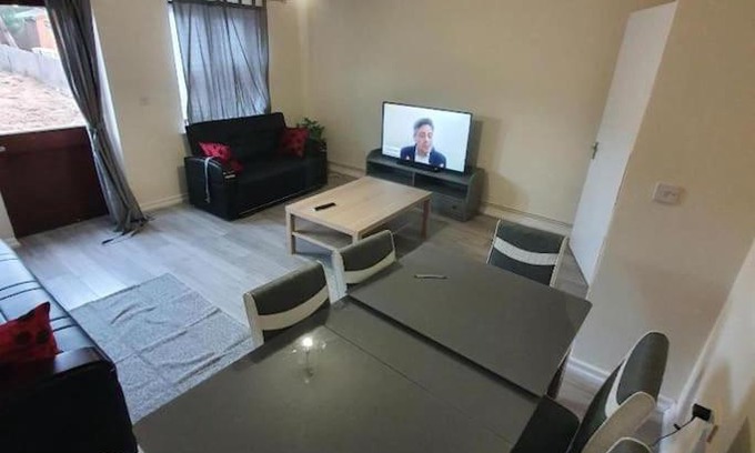 Evelyn Casa | Close To Central London - 4 Bedroom House, 9 beds, Sleeps 16, Free parking
