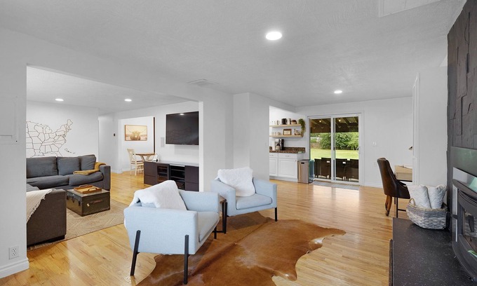 Oregon City Casa | Close to downtown Oregon City, King Bed, Fire Pit, fireplace and a huge backyard