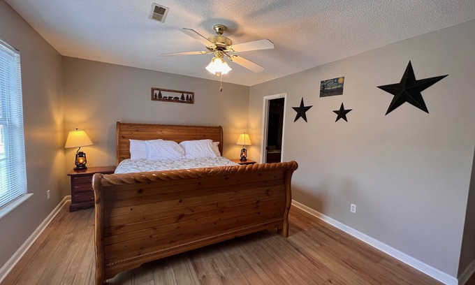 Pigeon Forge Cabaña | Close to Everything! Hot Tub Pool Bigfoot Bungalow