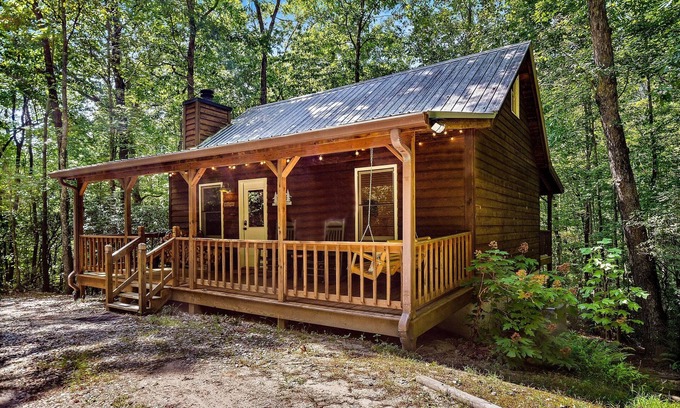 Sautee Nacoochee Cabina | Close to Helen, Front & Back Porch, BBQ, Fire Pit
