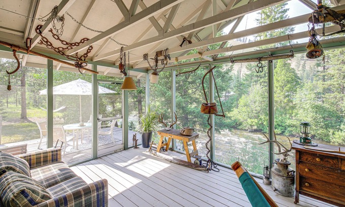 Sula Cabina | Close to Hiking & Skiing: Serene Sula Cabin