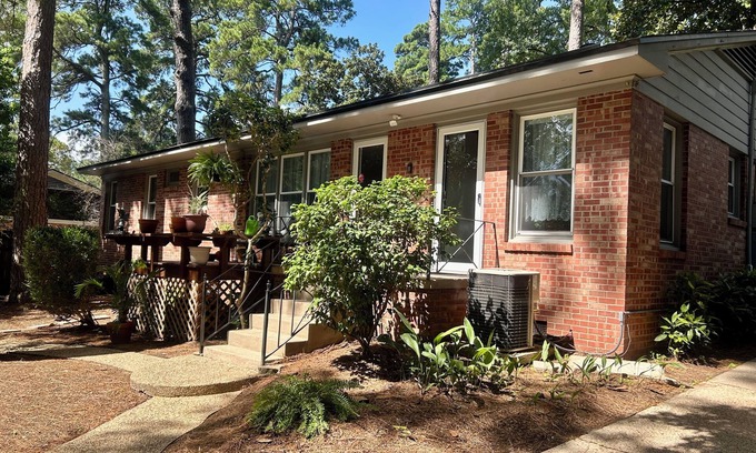 Springlake Casa | CLOSE TO HOSPITALS & NORTON ART GALLERY- VERY NICE 2 BDRM/2 BATH HOME W/BIG YARD