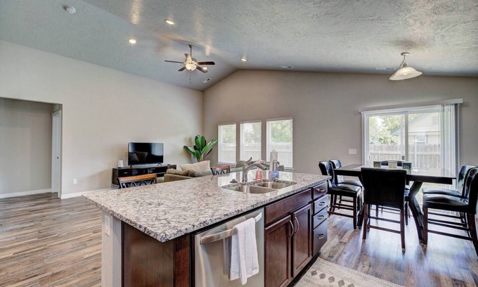 Nampa Casa | Close to Idaho Center~ King bed~5 TVs~Room for all