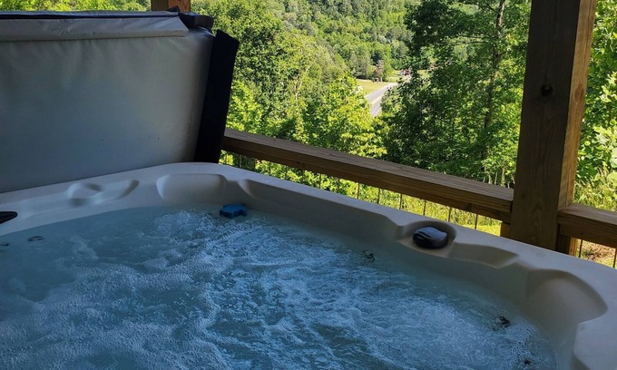 Whittier Cabina | Close to it all! HOT TUB! DOG friendly,Views! Casino, WCU, Hiking, & Tubing