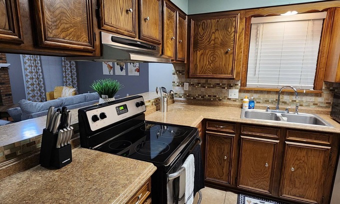 Red Chute Cama Y Desayuno | Close to Louisiana Down's Casino. A charming 3-bedroom house, great amenities!