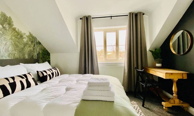 Liversedge Casa | Close to M62 Smart TV Parking and Pets Stay Free