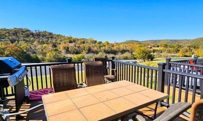 Holiday Island Casa | Large Condo, Sleeps 8, Next to Marina & Golfing