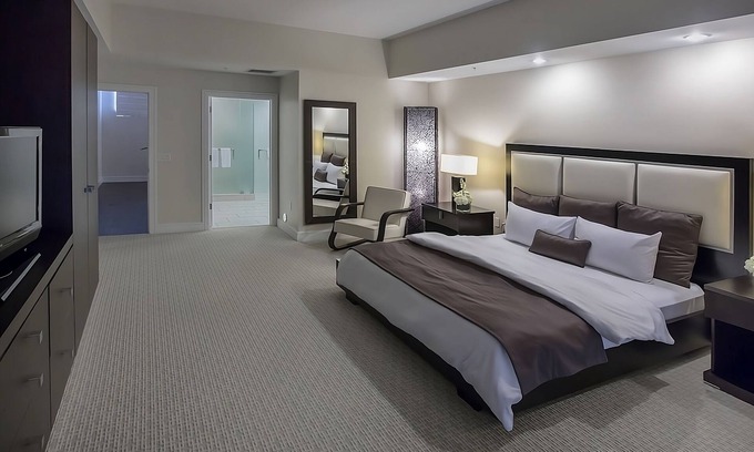 Ludlam Hotel | Close to Miami Int' Airport! 3 Covenient Rooms w/ Kitchen | Outdoor Pool