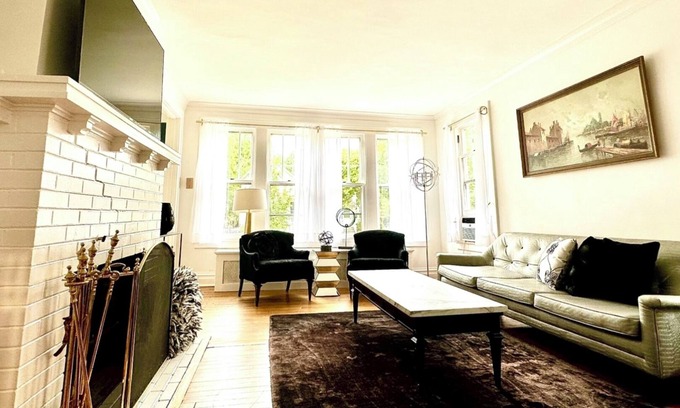 Wilmette Casa | Close to Northwestern U + Chicago + Beach + Restaurants + Train