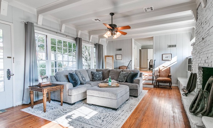 Central Oklahoma City Casa | 3 King Beds~2 Living Areas~Close to Fairgrounds