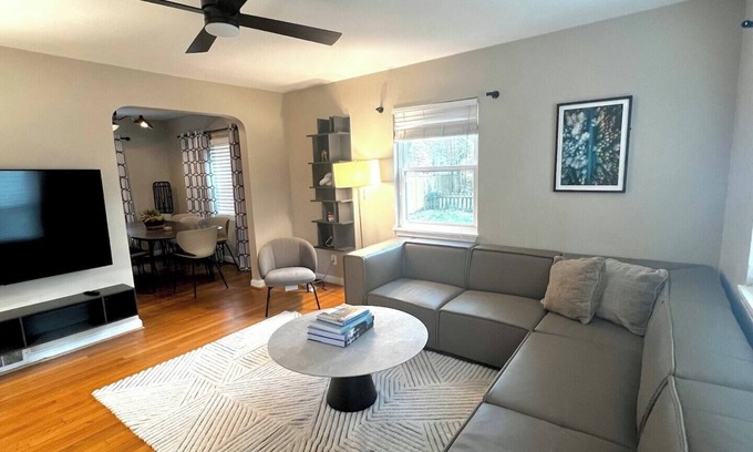 Del Ray Casa | Close to Old Town Alexandria And All Things DC