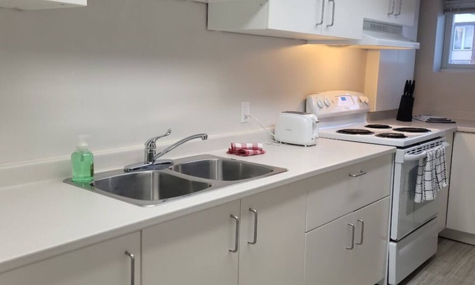 North Bay Apartamento | Close to parks and shopping! Located close to Highway 11