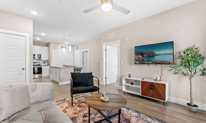 Southeast Orlando Apartamento | Close to Parks Retreat with KingBed & Pet-Friendly