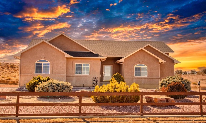 Pueblo West Casa | Close to Royal Gorge, Pueblo Lake, Famous river walk, Colorado Springs, Salida