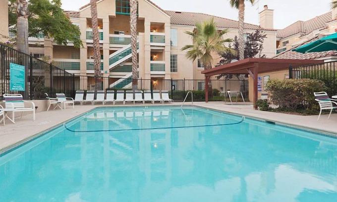 San Bruno Complejo | Close to San Francisco Zoo! 2 Spacious Units, Free Breakfast, Pool, Pet-friendly